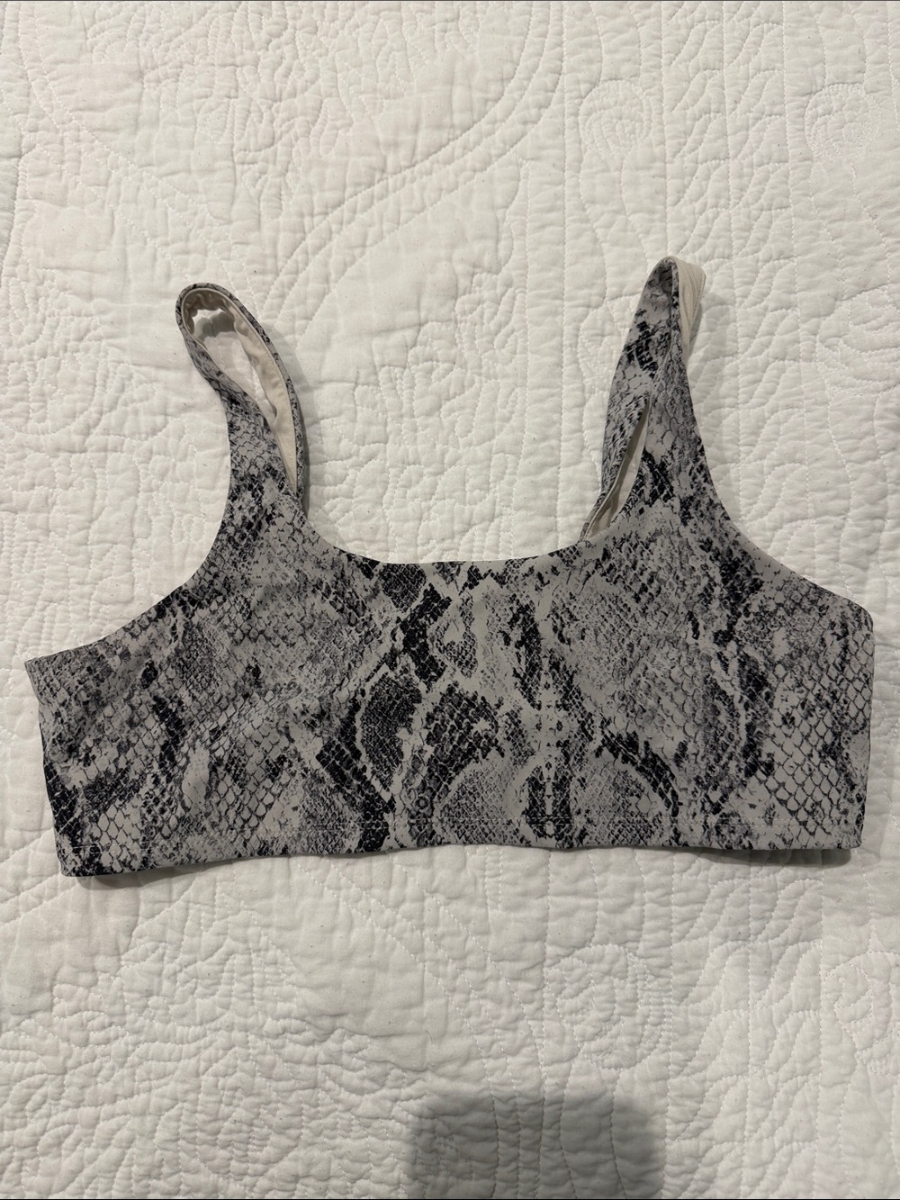 Alo yoga snake skin vapor bra medium